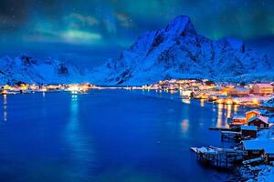 reine pueblo a noche. lofoten islas, Noruega foto