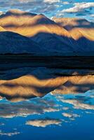 Himalaya en atardecer, nubra valle, ladakh, India foto