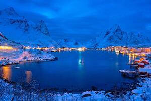 reine pueblo a noche. lofoten islas, Noruega foto