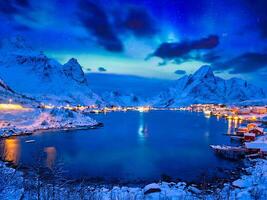 reine pueblo a noche. lofoten islas, Noruega foto