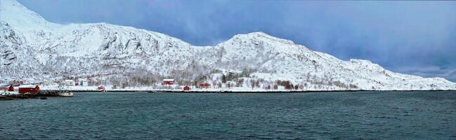 noruego fiordo con rojo rorbu casas en Noruega en invierno foto