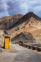 borde del camino baño en la carretera en Himalaya foto