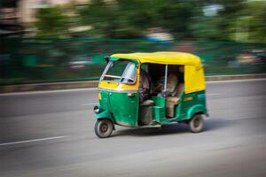 indio auto autorickshaw en el calle. Delhi, India foto