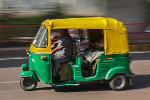 indio auto autorickshaw en el calle. Delhi, India foto