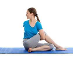 yoga - joven hermosa mujer haciendo yoga asana ejercicio aislado foto