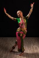 hermosa bailarina de danza clásica india bharatanatyam foto