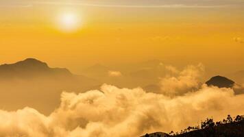 montañas en nubes kodaikanal, tamil nadu foto