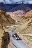 indio camión camiones en autopista en Himalaya. ladakh, India foto