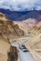 indio camión camiones en autopista en Himalaya. ladakh, India foto