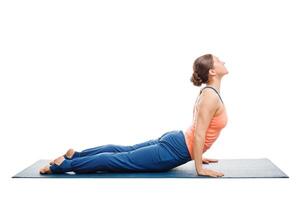 mujer haciendo surya namaskar Dom saludo Ashtanga vinyasa yoga foto