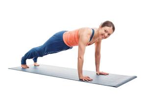 mujer haciendo yoga asana utthita chaturanga dandasana o falakasana foto