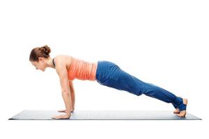 mujer haciendo yoga asana utthita chaturanga dandasana o falakasana foto