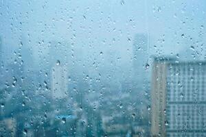 gotas de lluvia en la ventana foto