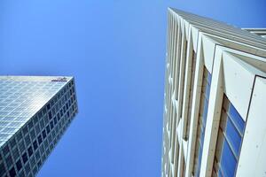 urbano resumen - con ventanas pared de oficina edificio. detalle Disparo de moderno negocio edificio en ciudad. mirando arriba a el vaso fachada de un rascacielos. foto
