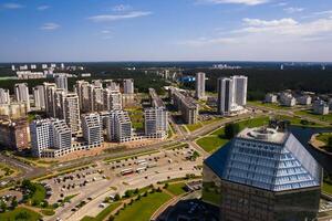 parte superior ver de el nacional biblioteca y un nuevo barrio con un parque en Minsk, Bielorrusia, público edificio foto