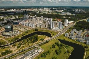 parte superior ver de el nacional biblioteca y un nuevo barrio con un parque en minsk-el capital de el república de bielorrusia, un público edificio foto