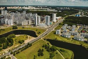 aéreo fotografía desde encima de un grande número de casas en el oriental distrito de minsk.el distrito de el ciudad de minsk el río svisloch.belarús foto