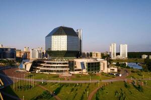 parte superior ver de el nacional biblioteca y un nuevo barrio con un parque en Minsk, Bielorrusia, público edificio foto