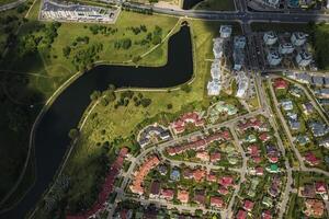 aéreo fotografía desde encima de un grande número de casas en el oriental distrito de minsk.el distrito de el ciudad de minsk el río svisloch.belarús foto