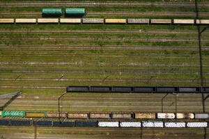 aéreo fotografía de ferrocarril pistas y autos.arriba ver de carros y ferrocarriles.minsk.belarus foto