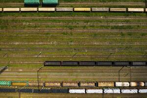 aéreo fotografía de ferrocarril pistas y autos.arriba ver de carros y ferrocarriles.minsk.belarus foto