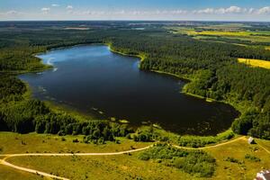 parte superior ver de perno lago en el bosque en el braslav lagos nacional parque a amanecer, el más hermosa lugares en bielorrusia.an isla en el lago.belarús. foto