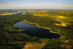 parte superior ver de perno lago en el bosque en el braslav lagos nacional parque a amanecer, el más hermosa lugares en bielorrusia.an isla en el lago.belarús. foto