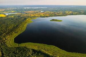 parte superior ver de lago conducir en el bosque en el braslav lagos nacional parque a atardecer, el más hermosa lugares en el ciudad de bielorrusia.an isla en el lago.belarús. foto