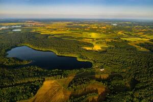 parte superior ver de perno lago en el bosque en el braslav lagos nacional parque a amanecer, el más hermosa lugares en bielorrusia.an isla en el lago.belarús. foto