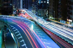 un noche tráfico mermelada a yámate avenida en tokio foto