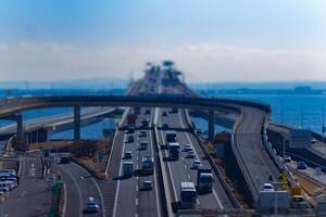 un miniatura tráfico mermelada en el autopista a tokio bahía zona en chiba foto