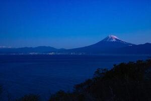 un amanecer paisaje de monte fuji cerca suruga costa en shizuoka foto