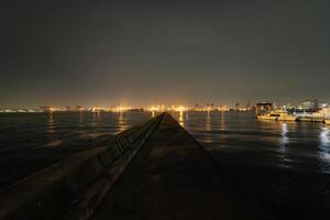 un oscuridad paisaje urbano cerca el envase Puerto en tokio amplio Disparo foto