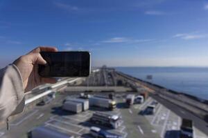 un tráfico mermelada disparo por teléfono inteligente en el autopista a tokio bahía zona en chiba foto