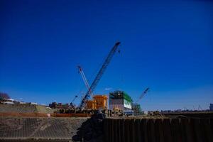 grúas a el debajo construcción amplio Disparo foto