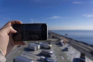 un tráfico mermelada disparo por teléfono inteligente en el autopista a tokio bahía zona en chiba foto