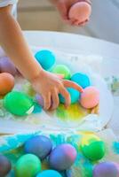 niños en jardín de infancia pintar Pascua de Resurrección huevos foto