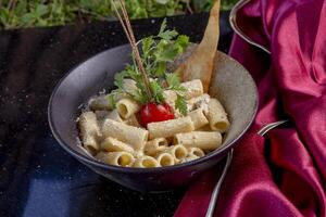 pasta en tomate salsa con pollo gratis foto