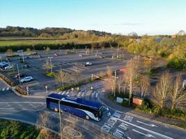 alto ángulo ver de parque y paseo autobús estación a colina de espinas Oxfordshire Inglaterra unido Reino durante amanecer. marzo 23, 2024 foto