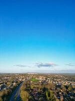 alto ángulo ver de parque y paseo autobús estación a colina de espinas Oxfordshire Inglaterra unido Reino durante amanecer. marzo 23, 2024 foto
