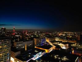 aéreo noche ver de iluminado ciudad centrar edificios de Birmingham central ciudad de Inglaterra unido Reino. marzo 30, 2024 foto