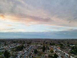 más hermosa aéreo ver de residencial distrito durante naranja puesta de sol terminado lutón, Inglaterra Reino Unido. marzo 19, 2024 foto