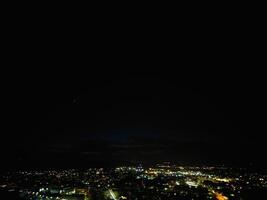 aéreo noche ver de iluminado central aylesbury pueblo de Inglaterra unido Reino. abril 1º, 2024 foto