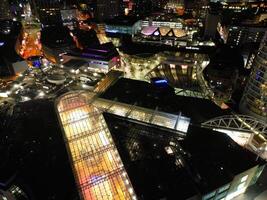 aéreo noche ver de iluminado ciudad centrar edificios de Birmingham central ciudad de Inglaterra unido Reino. marzo 30, 2024 foto
