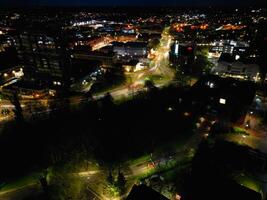 aéreo noche ver de iluminado central aylesbury pueblo de Inglaterra unido Reino. abril 1º, 2024 foto