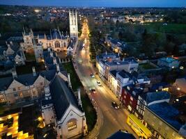 aéreo ver de iluminado histórico Oxford central ciudad de Inglaterra a noche. Inglaterra unido Reino. marzo 23, 2024 foto