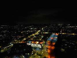 aéreo noche ver de iluminado central aylesbury pueblo de Inglaterra unido Reino. abril 1º, 2024 foto