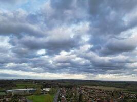 alto ángulo ver de campo de liebre pueblo Londres, puente ux, Inglaterra. unido Reino durante puesta de sol. abril tercero, 2024 foto