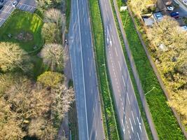 alto ángulo ver de británico carreteras durante amanecer Mañana cerca Oxford ciudad, Oxfordshire, Inglaterra unido Reino. marzo 23, 2024 foto