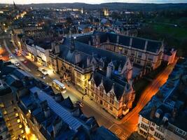 aéreo ver de iluminado histórico Oxford central ciudad de Inglaterra a noche. Inglaterra unido Reino. marzo 23, 2024 foto